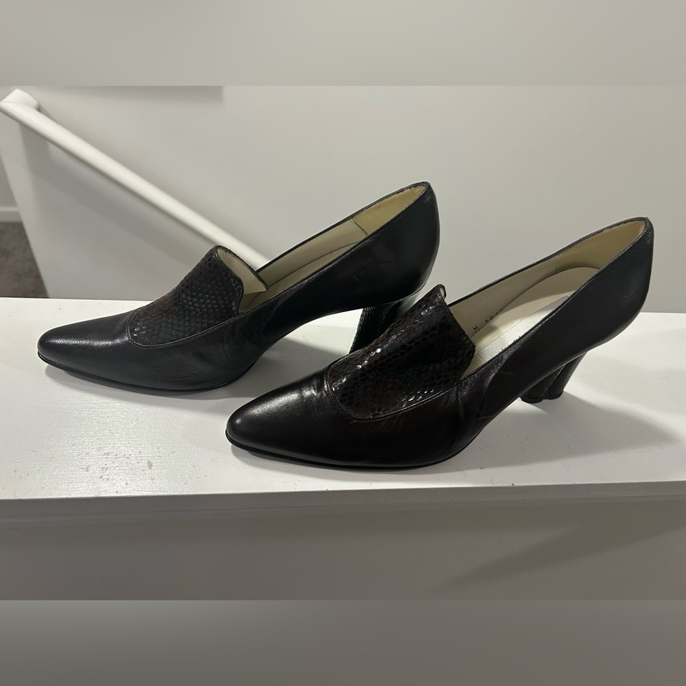 Elegant Black Leather Women's Shoes with brown‎ details.